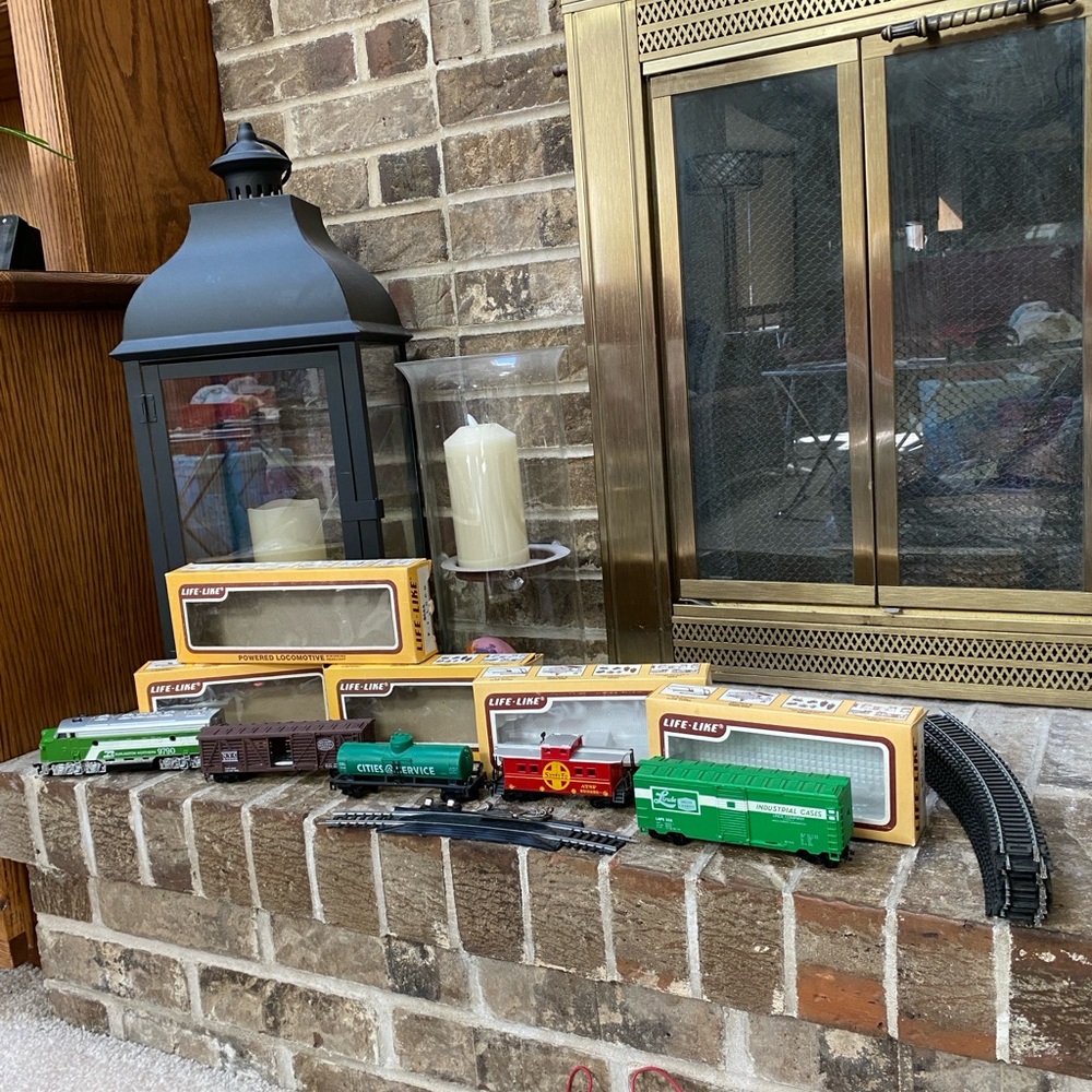 Hobby Train HO Scale Life Like Train Set Locomotive Caboose and Cars and Track